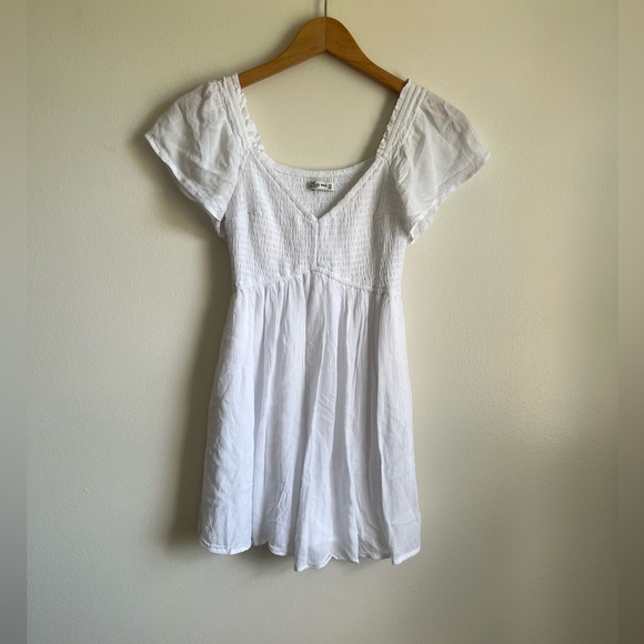 Hollister Dresses & Skirts - HOLLISTER white short-sleeved V-neck A-line dress Sz XS